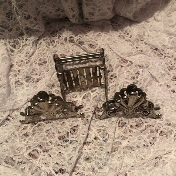 Vintage Elegance silver plated knife stand and two napkin holders - great shape. - Picture 9 of 9